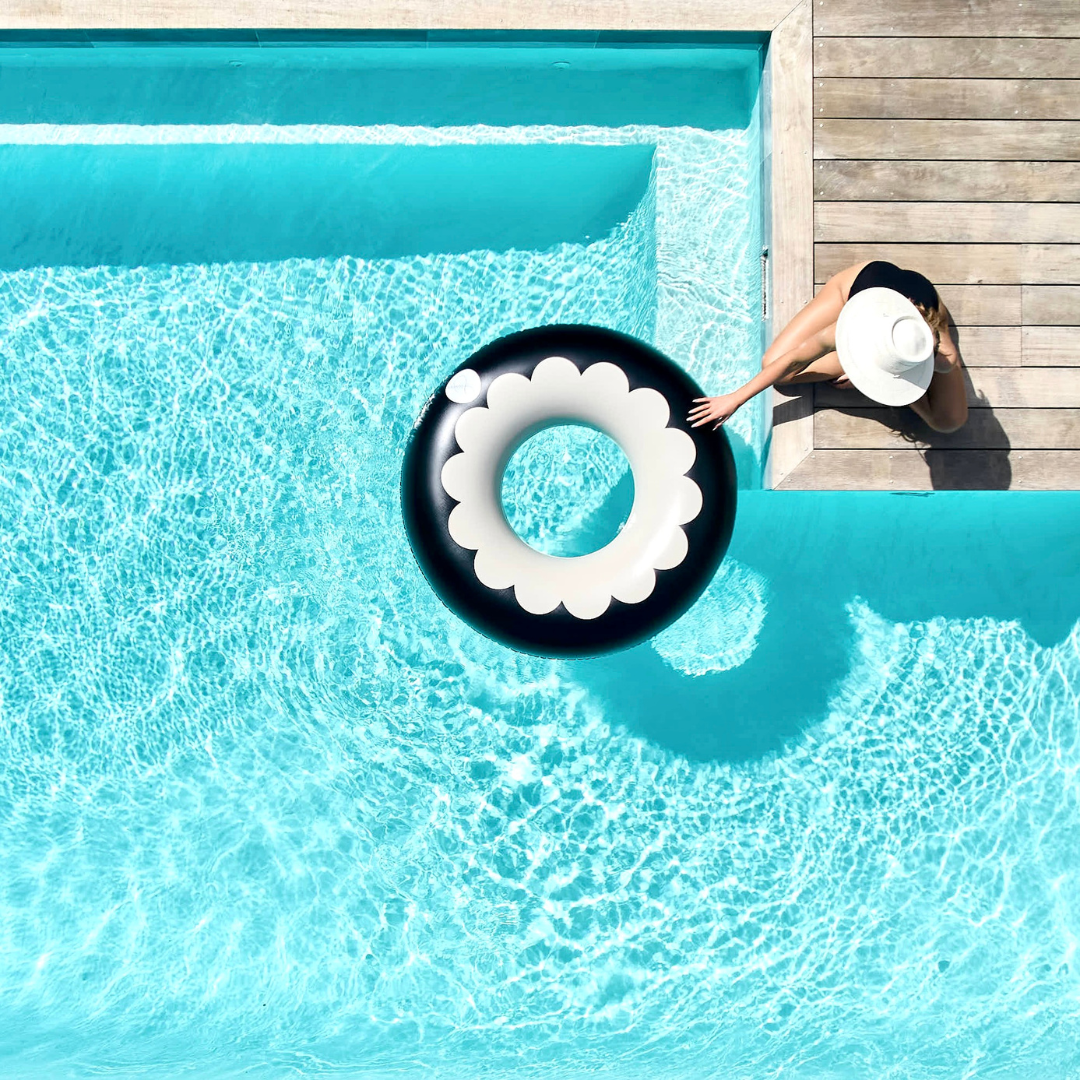 SCALLOP OVERSIZED POOL TUBE- BLACK & WHITE