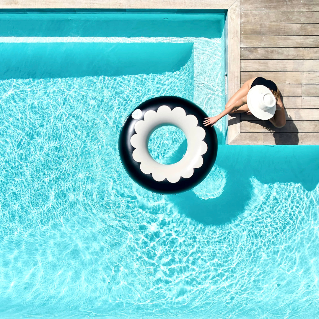 SCALLOP OVERSIZED POOL TUBE- BLACK & white