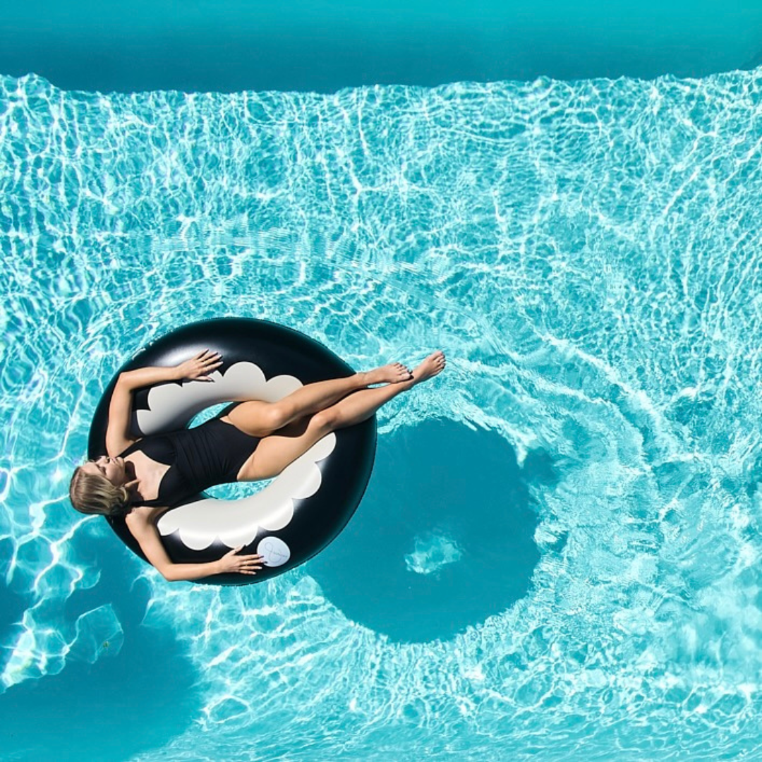 SCALLOP OVERSIZED POOL TUBE- BLACK & white